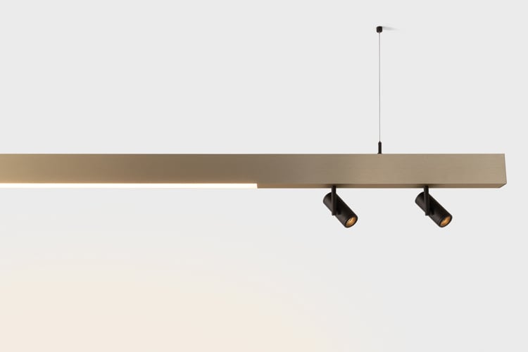 Corridoio moderno con pareti arancioni abbinate a un moderno sistema di illuminazione lineare combinato con apparecchi di illuminazione