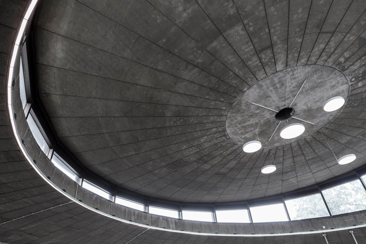 Flat Moon in Brussels metro Station overview picture