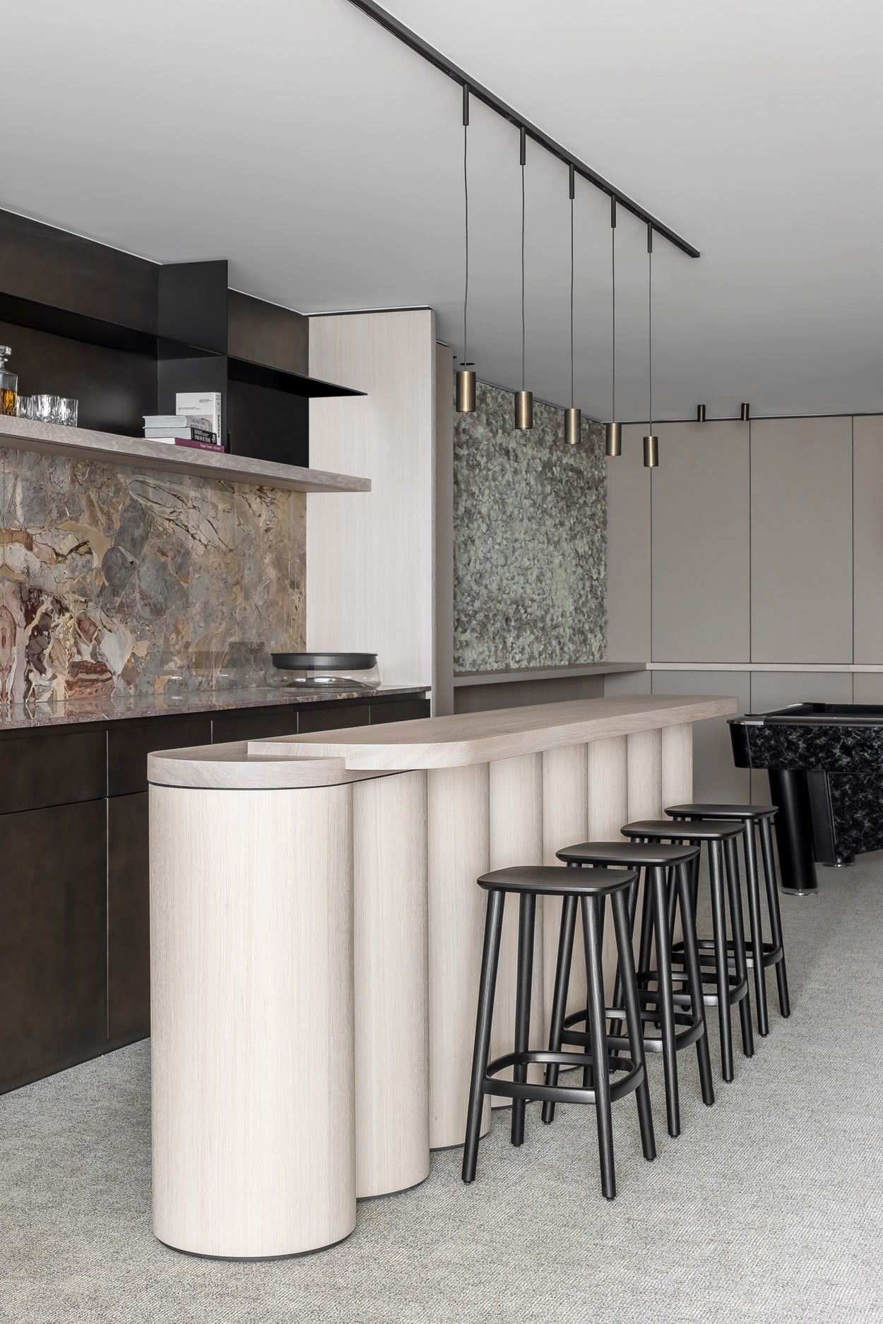 Dining space of a restaurant with Pista Track 48V and Minude Semi-Recessed