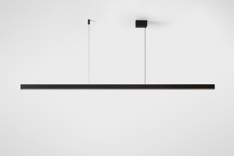 Illuminazione lineare minimalista in un moderno interno di un loft