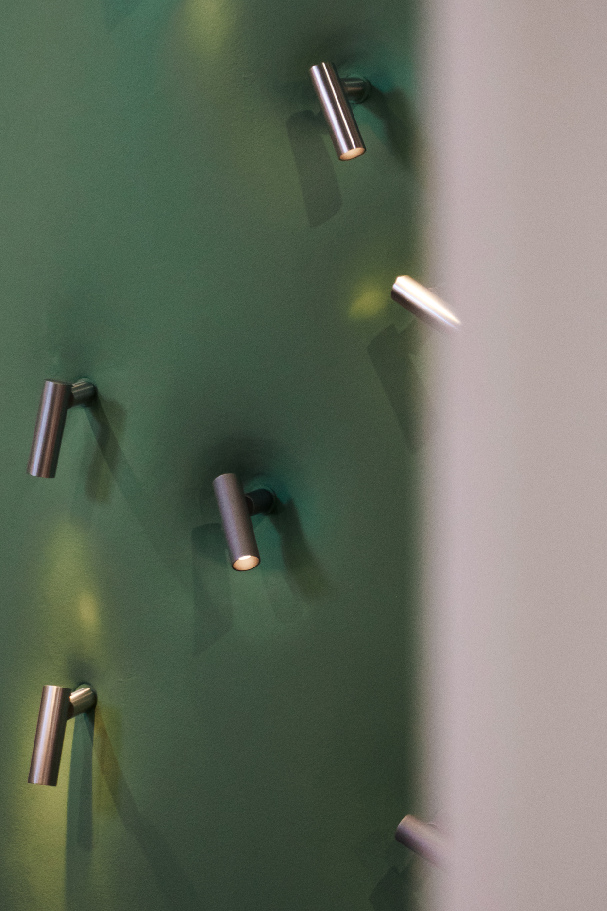 Passage in different aluminium finishes