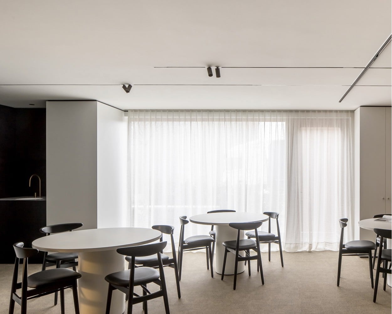 Dining space of a restaurant with Pista Track 48V and Minude Track 48V