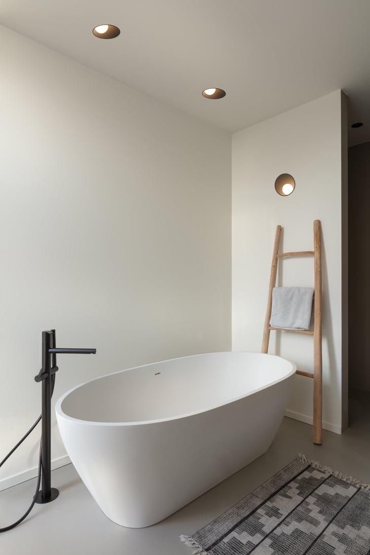 Modern bathroom wall lighting