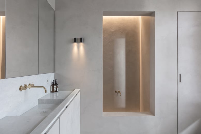 Wall lighting in bathroom