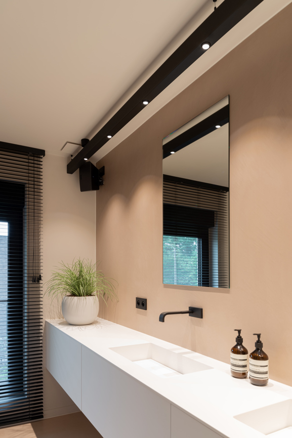 Aluminium profile lighting in bathroom