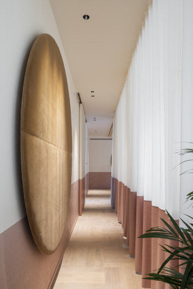 Recessed ceiling lighting in hallway
