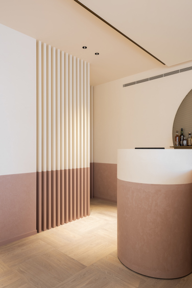 Recessed ceiling lighting in hallway