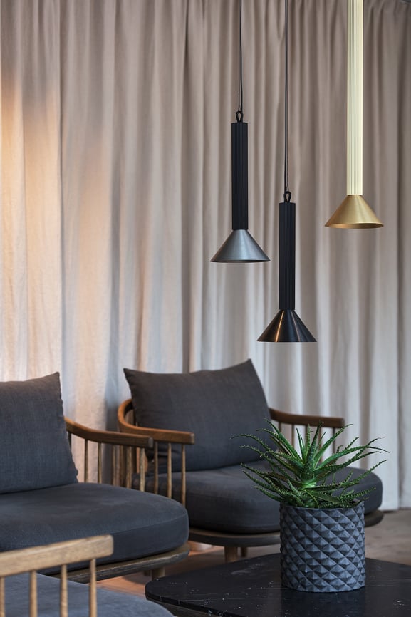 Extruded pendant black and champagne